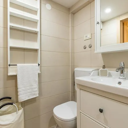 Wood One Apartment Split