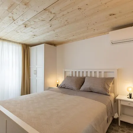 Wood One Apartment *